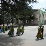 Крестный ход к мемориальному кладбищу во дворе  школы №5 в Цхинвале