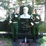 Почетный караул у памятника на могиле Валерия Хубулова