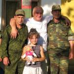 Российские пограничники со спасенной Кетеван Илуридзе и ее отцом