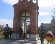 В Цхинвале на Мемориальном кладбище школы №5 состоялось торжественное возложение венков к могилам жертв грузинской агрессии