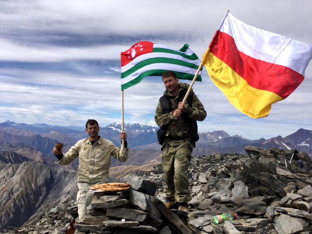 Флаги Абхазии и Алании водрузили на вершине горы Зилгӕ-хох |  Государственное информационное агентство 