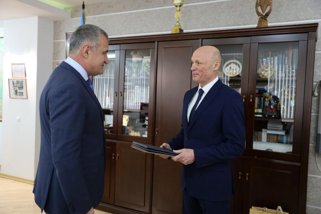 Марат Кулахметов передал Анатолию Бибилову поздравительное послание ...