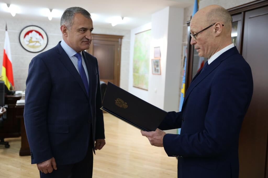 Марат Кулахметов передал Анатолию Бибилову поздравительное послание ...