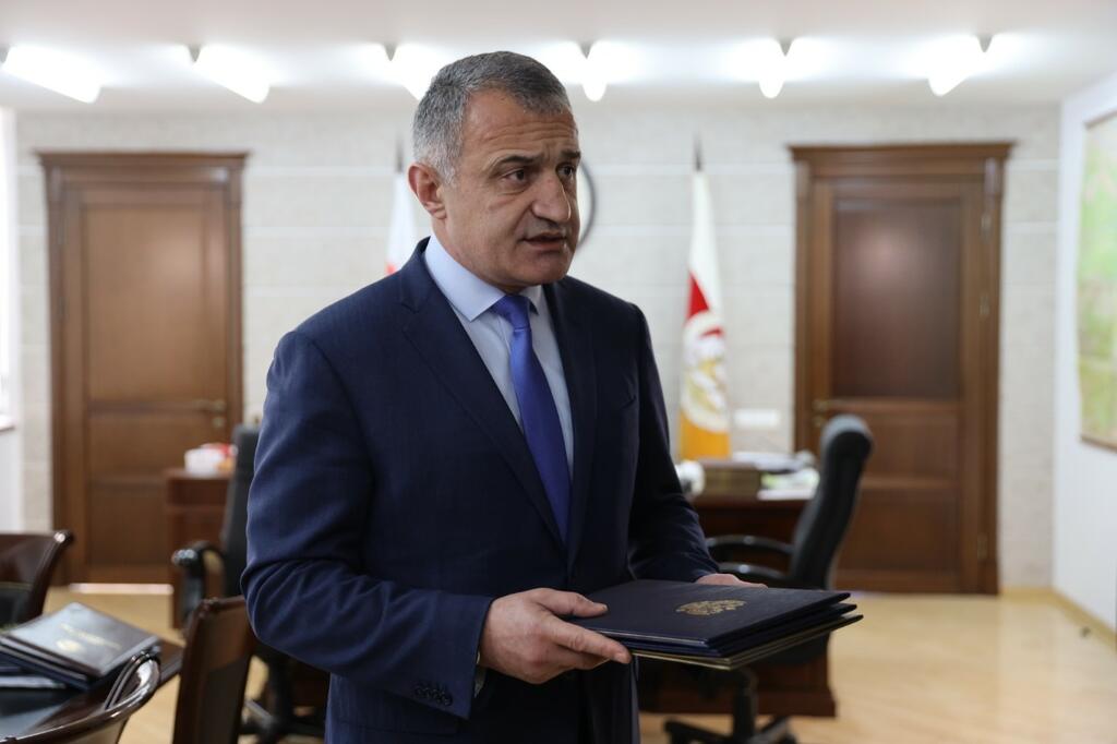 Марат Кулахметов передал Анатолию Бибилову поздравительное послание ...