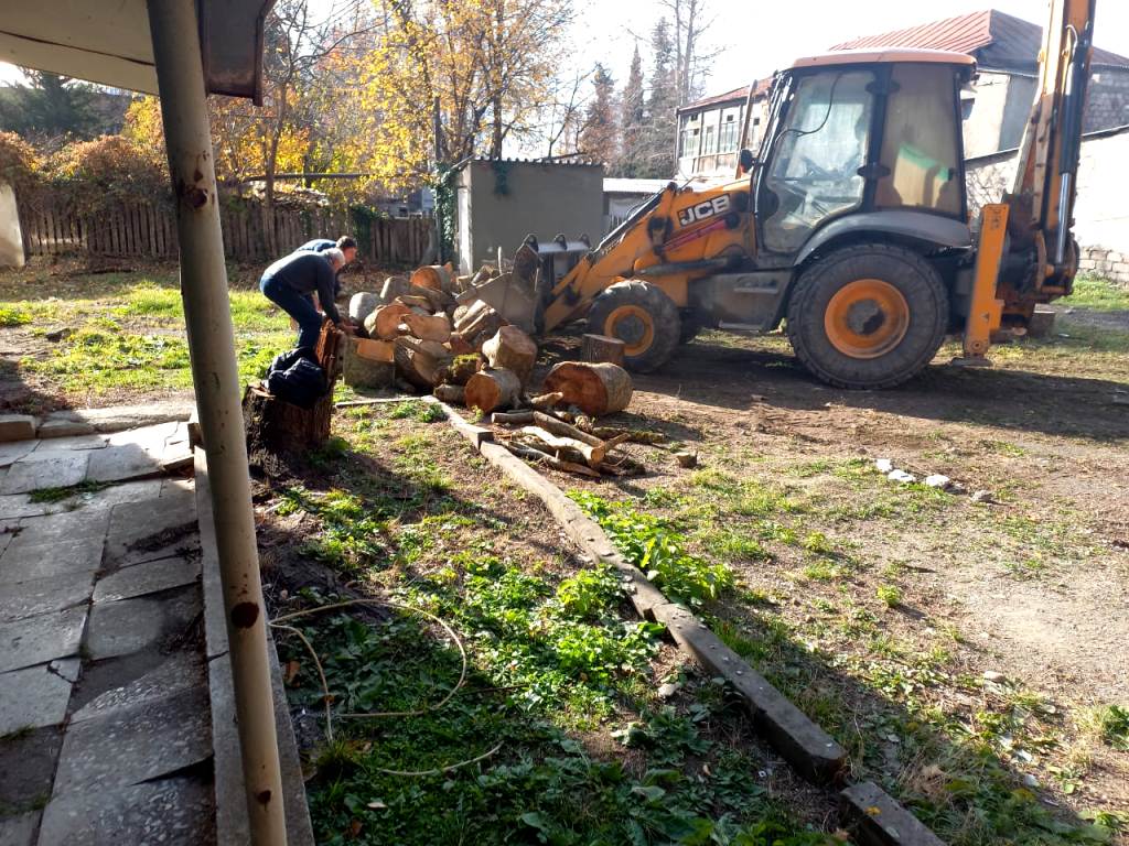 Малоимущие семьи Ленингорского района Южной Осетии обеспечивают дровами ...