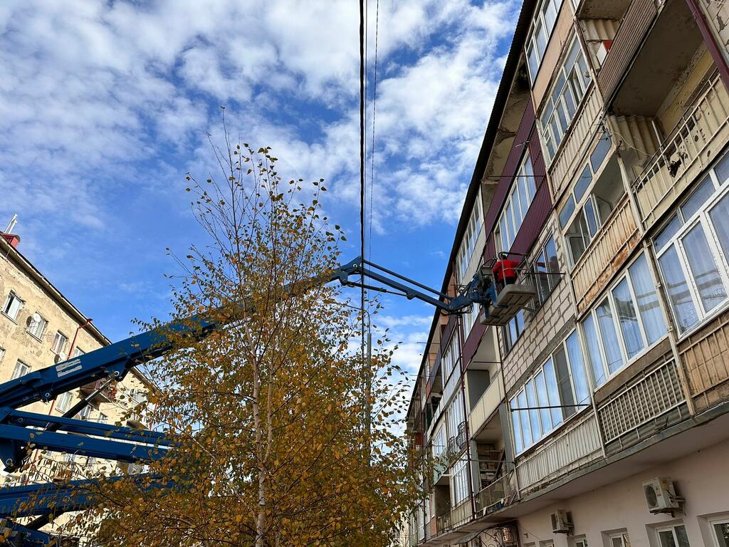 ЖЭК Цхинвала приводит в порядок крыши многоквартирных домов ...