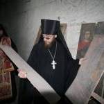 Священник Аалнской Епархии отец Серапион с расколотой иконой