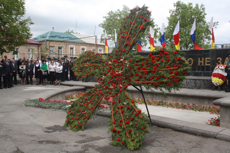 Возложение гирлянды славы