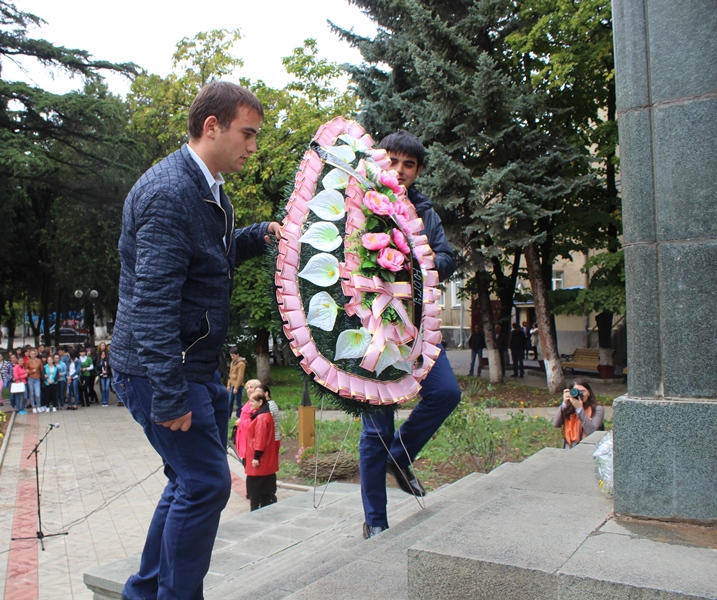 Родился бессмертным. Памятник Кулумбегов в Южной Осетии. Цхинвал выпускной Хетагурова.