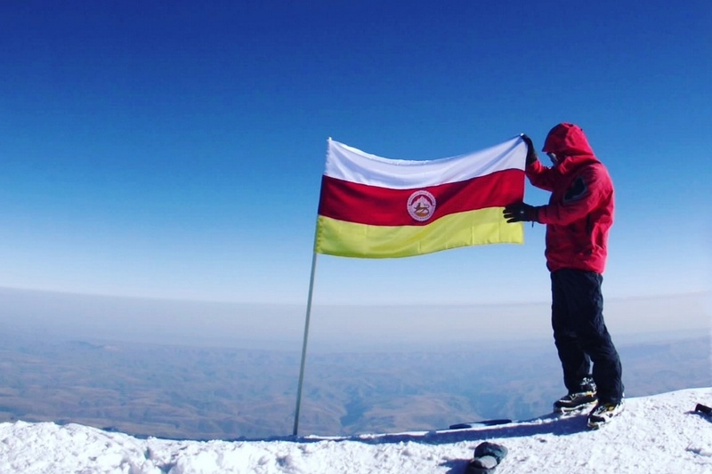 Осетинский флаг фото