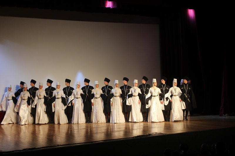 Народы северного кавказа осетины. Симд осетинский. Горский танец грузинский. Симд осетинский танец. Алборов ансамбль горец.