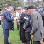 E.Kokoyty_vruchil_podarki_veteranam_v_pos.Dzhava_thumb.JPG