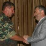 Герой России полковник Валерий Яхновец и президент Республики Южная Осетия Эдуард Кокойты