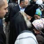 Старец Илий благославляет православных