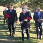 Руководство Южной Осетии  возложили цветы к мемориальному камню у въезда в Цхинвал