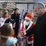 В преддверии Нового 2011 года Эдуард Кокойты посетил районы Республики и поздравил детей с наступающим праздником
