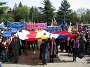 На главной площади Цхинвала прошел многотысячный митинг в поддержку поручения Президента РФ Владимира Путина