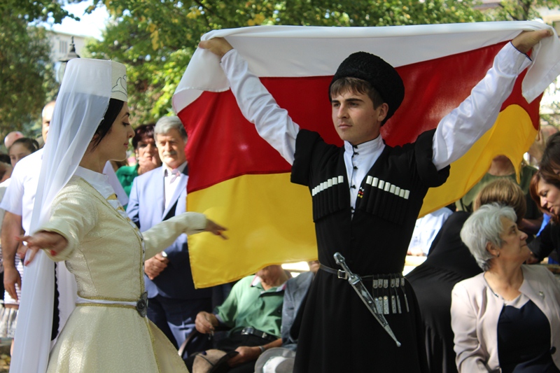 Сколько население осетии. Южная Осетия осетинки. Северная Осетия люди. Южные осетинцы в национальных. Традиции Осетии.