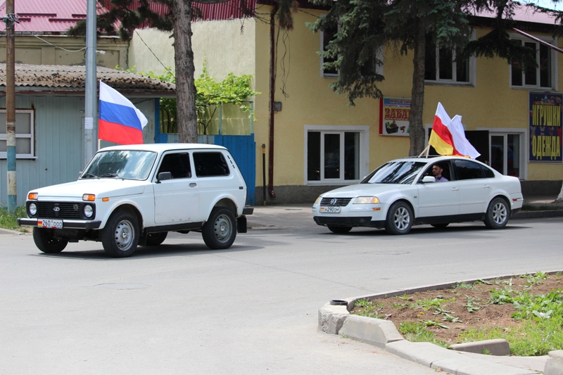 Автомобили южная осетия. Авторынок Южной Осетии. Автомобили из Южной Осетии. Осетин с машиной. Номера Южной Осетии.