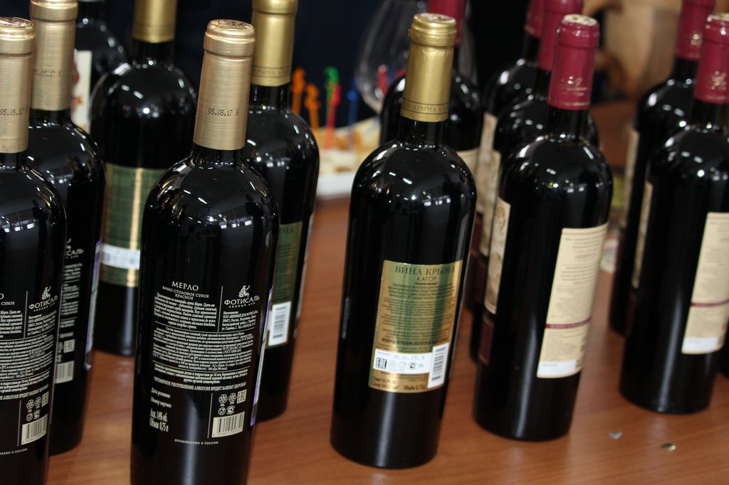 Южные вина. Вино Аланский резерв Южная Осетия. Вино Аланский резерв Шираз. Вино Аланский резерв Каберне. Вино цард Южная Осетия.