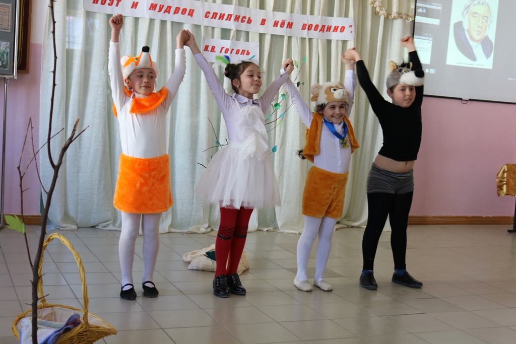 Чтец басен. Мудрые басни крылова конкурс чтецов картинка. Конкурс чтецов басен название мероприятия. Конкурс басен. Название конкурса чтецов басен.