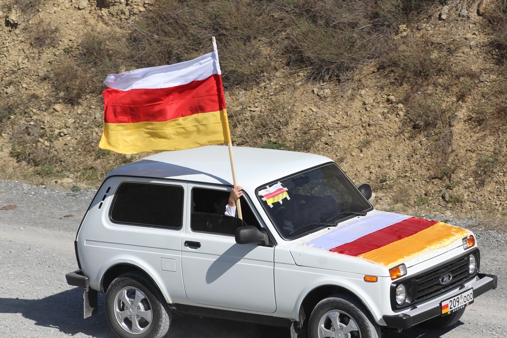 Осетия нивы. Осетинский флаг на машине. Авто с осетинским флагом. Нива с флагом. Флаг Осетии на машине.