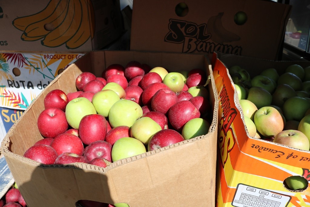 Сады осетии. В магазин завезли яблоки. Груша завезенная в Осетию.