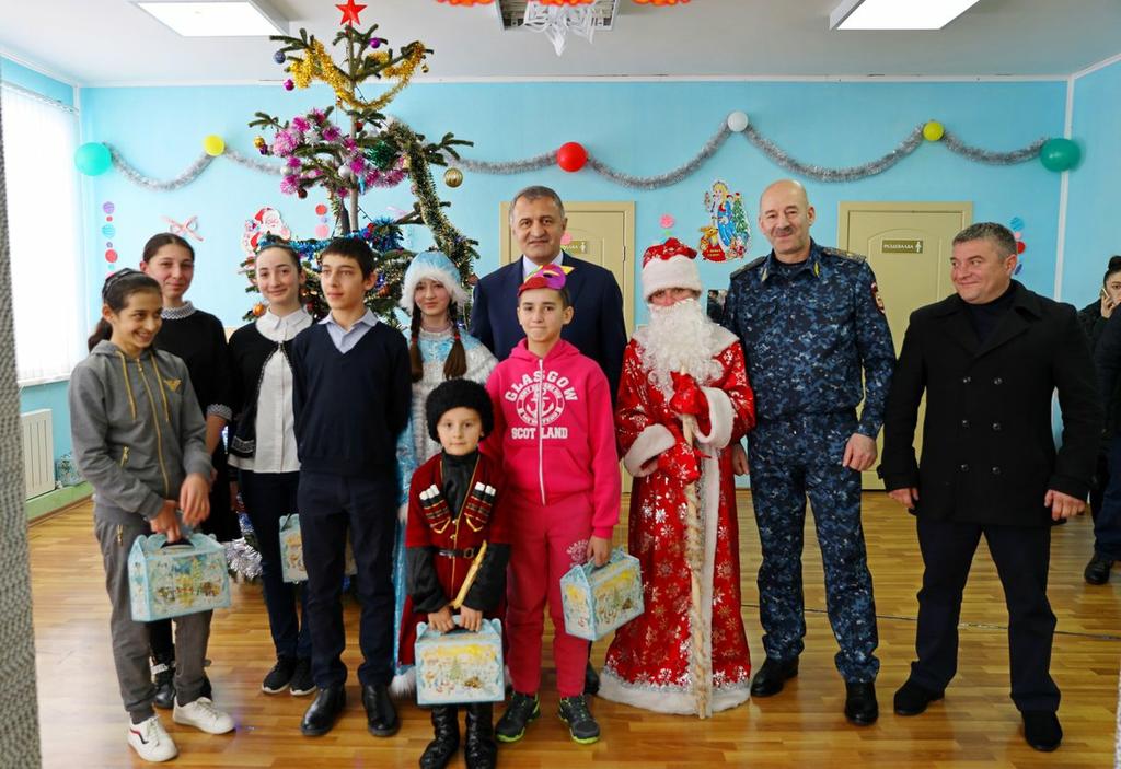 Урс дзибата. Урс дзибата на кударском. Новогоднее мероприятие в поселке джава Южная Осетия. Урс дзибата на кударском фото.