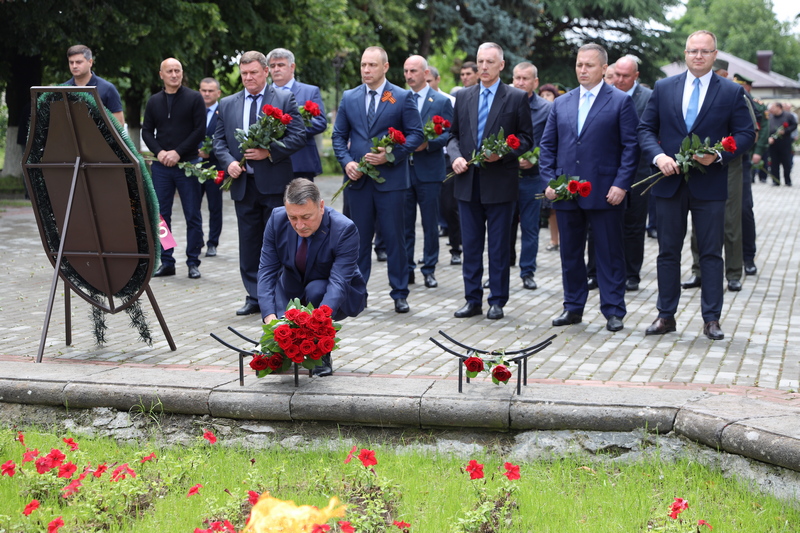 Рисунок возложение цветов к вечному огню