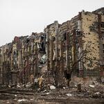 На снимке: руины здания в Донецке